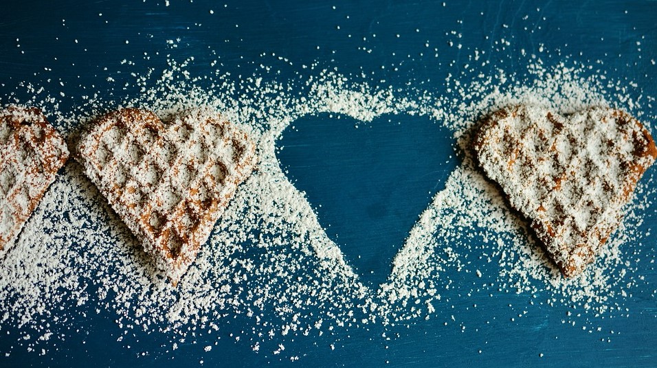 Gaufres en forme de coeur saupoudrées de sucre glace