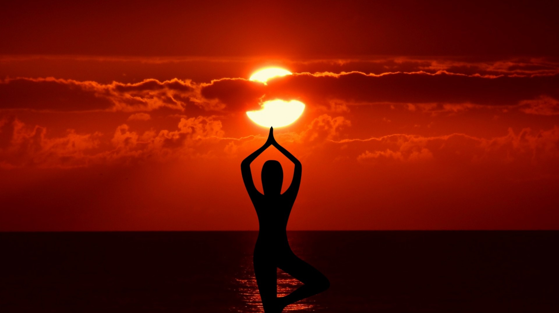 Silhouette faisant du yoga devant un coucher de soleil, hygiène de vie, naturopathe rennes